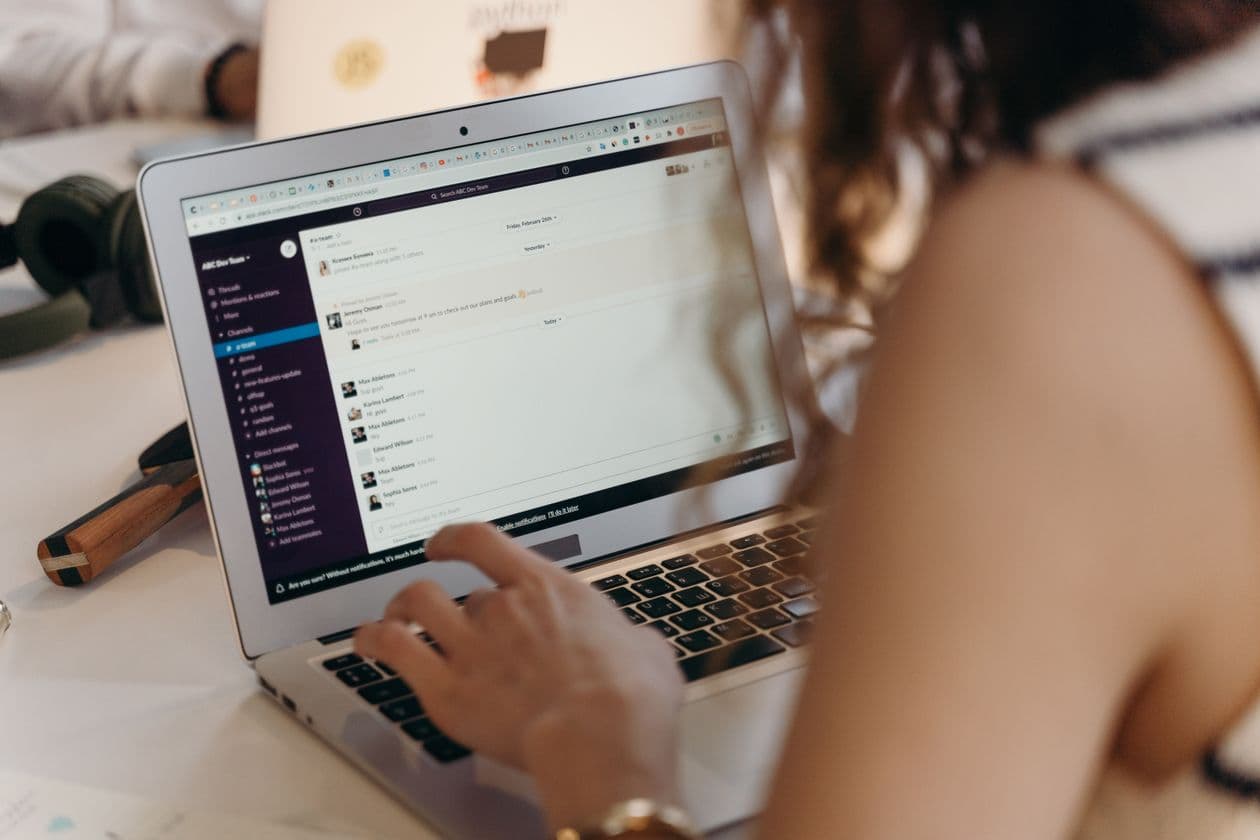 Profesional gestionando comunicaciones digitales en un portátil
